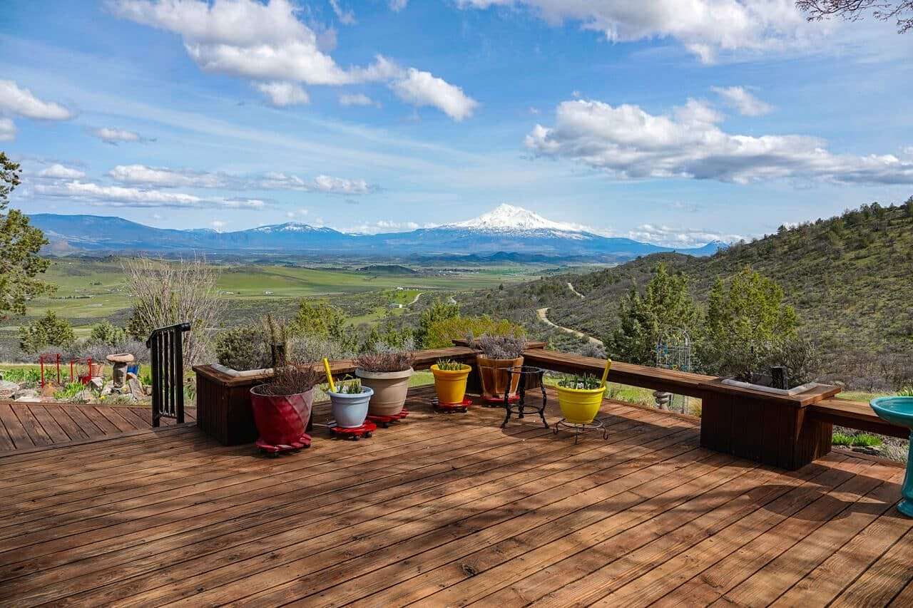 101 Acres of Land with Home for Sale in Yreka, California