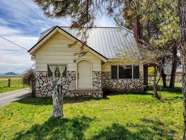 13.3 Acres of Land with Home for Sale in Klamath Falls, Oregon