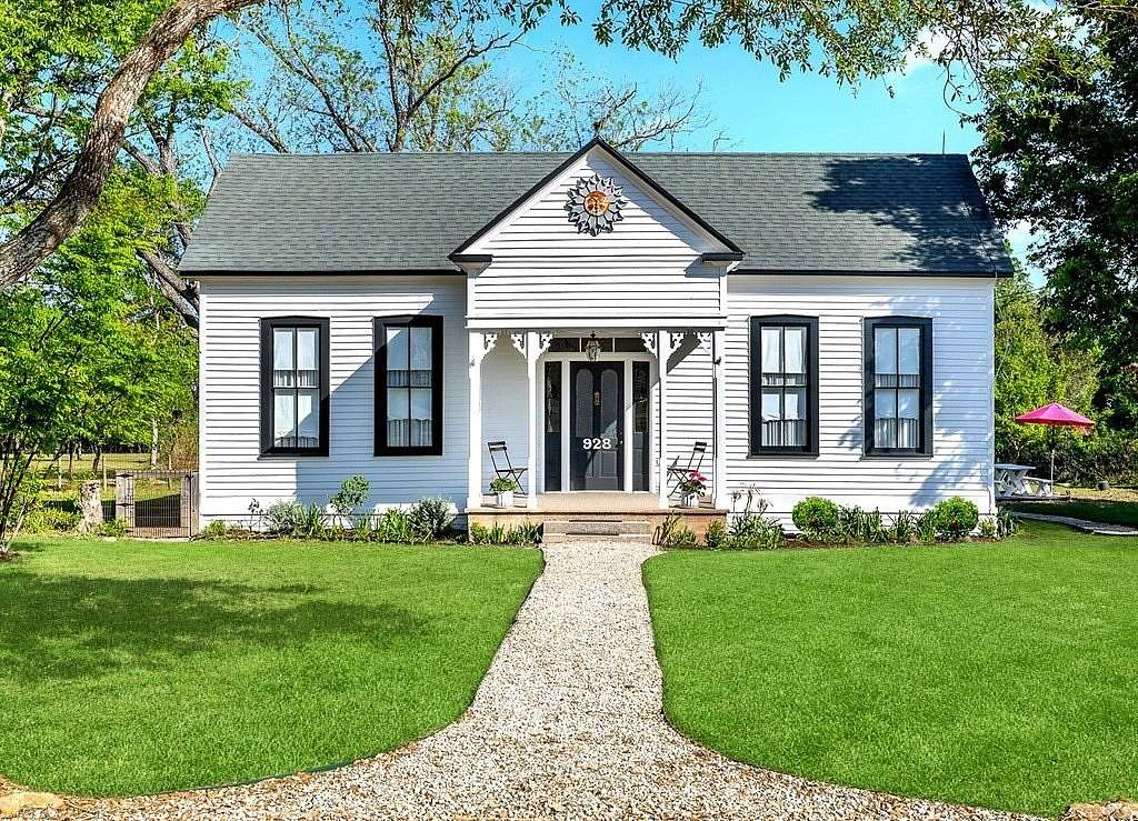 1.26 Acres of Residential Land with Home for Sale in Fayetteville, Texas