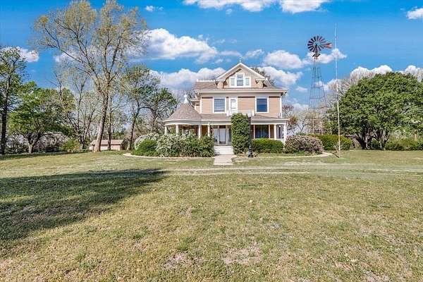 9.3 Acres of Residential Land with Home for Sale in Arkansas City, Kansas