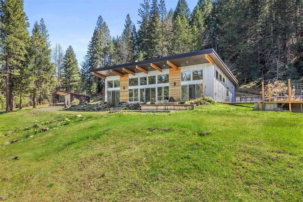 21.8 Acres of Land with Home for Sale in White City, Oregon