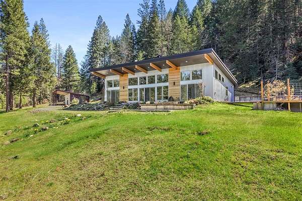 21.8 Acres of Land with Home for Sale in White City, Oregon