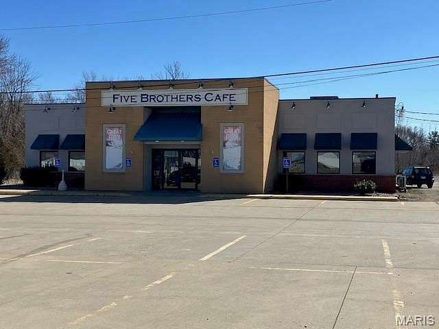 5 Acres of Improved Commercial Land for Sale in Salem, Illinois