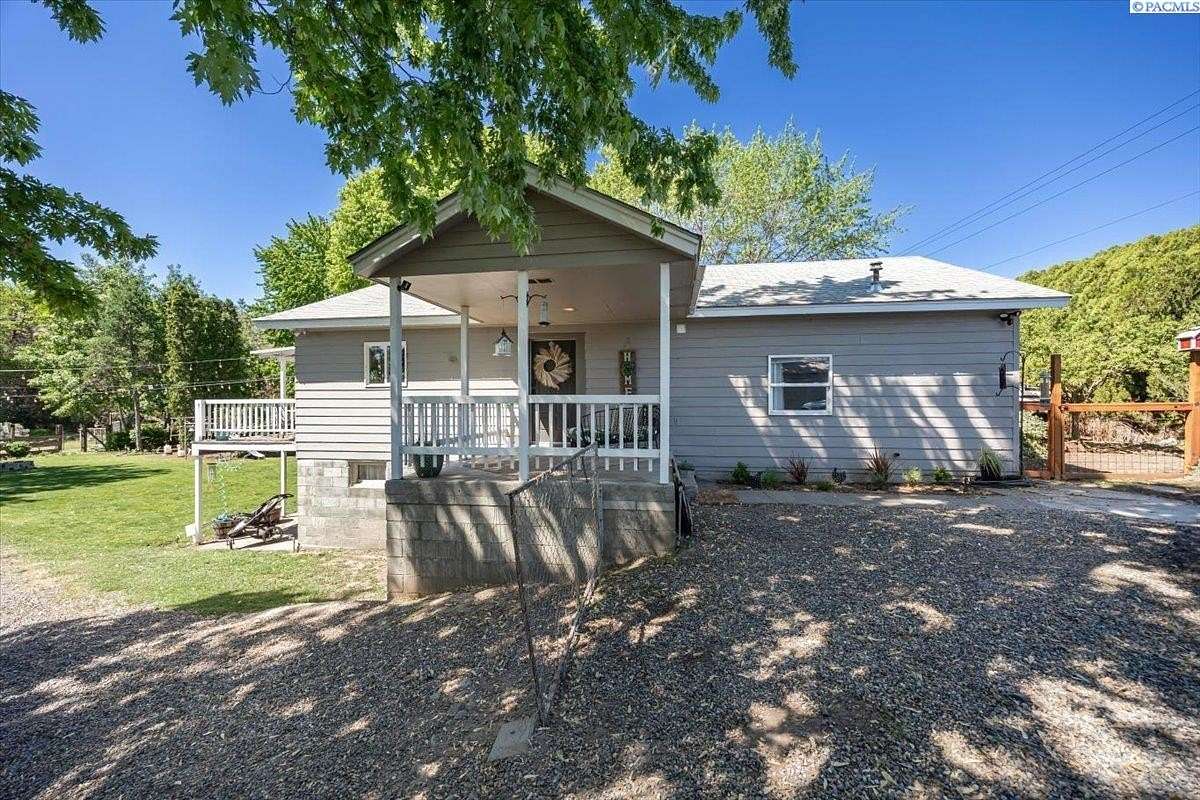 3.5 Acres of Residential Land with Home for Sale in Benton City, Washington