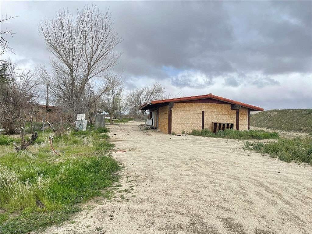 9.64 Acres of Residential Land with Home for Sale in Rosamond, California
