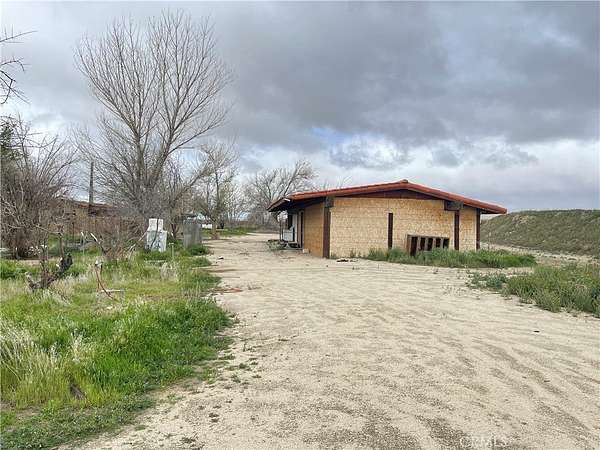 9.64 Acres of Land with Home for Sale in Rosamond, California