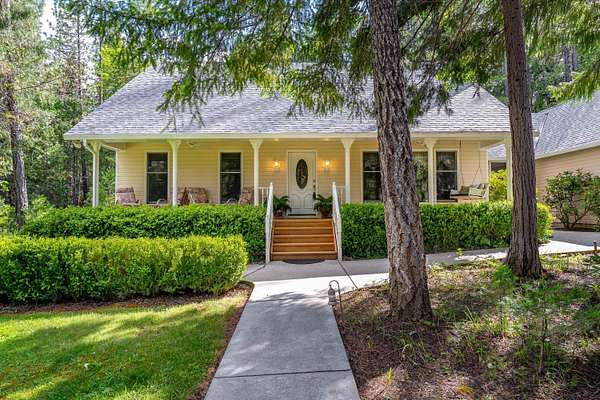 5 Acres of Residential Land with Home for Sale in Rogue River, Oregon