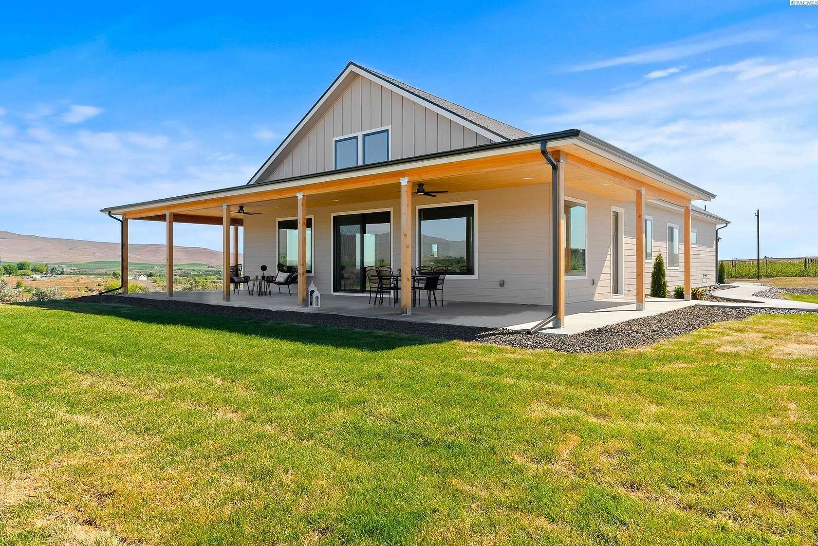 4.6 Acres of Residential Land with Home for Sale in Yakima, Washington