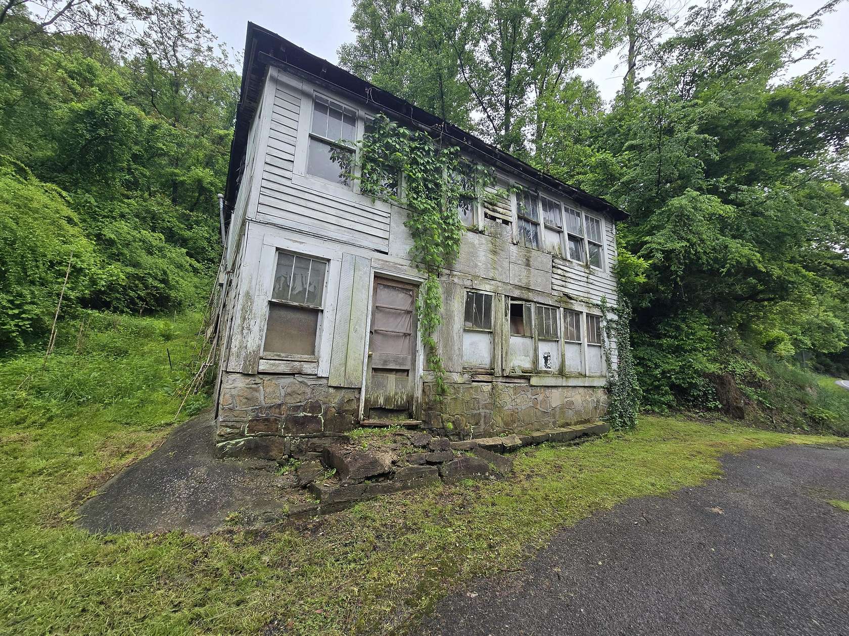 24 Acres of Recreational Land for Sale in Arjay, Kentucky