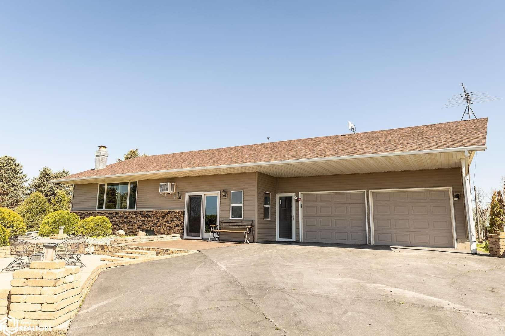 4.77 Acres of Residential Land with Home for Sale in Belmond, Iowa