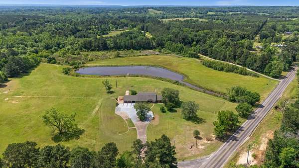 12.5 Acres of Land with Home for Sale in Jacksonville, Texas