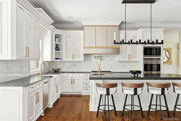 2 Acres of Residential Land with Home for Sale in Laurel Hollow, New York