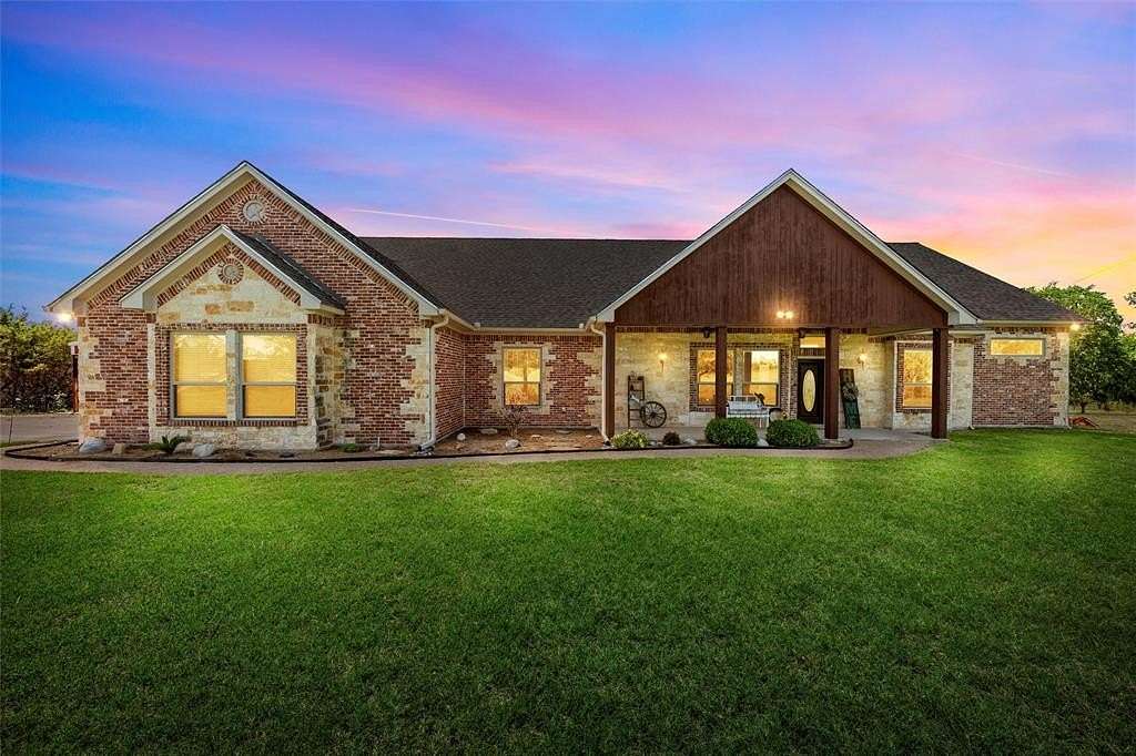 9 Acres of Residential Land with Home for Sale in China Spring, Texas