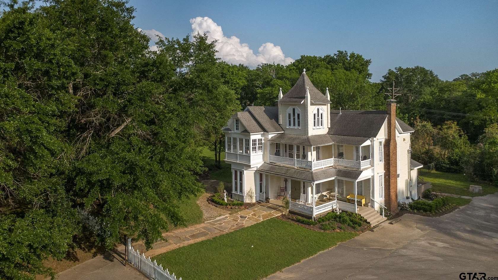 3.14 Acres of Residential Land with Home for Sale in Jacksonville, Texas