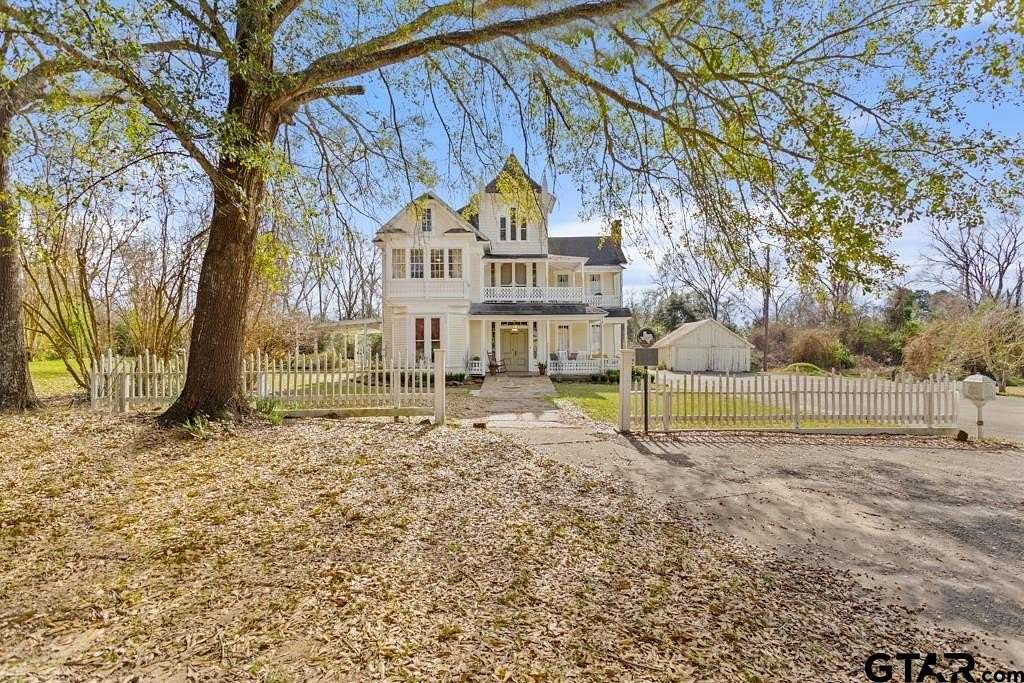 3.14 Acres of Land with Home for Sale in Jacksonville, Texas