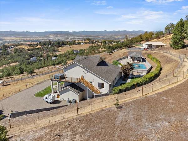 16.3 Acres of Land with Home for Sale in Medford, Oregon