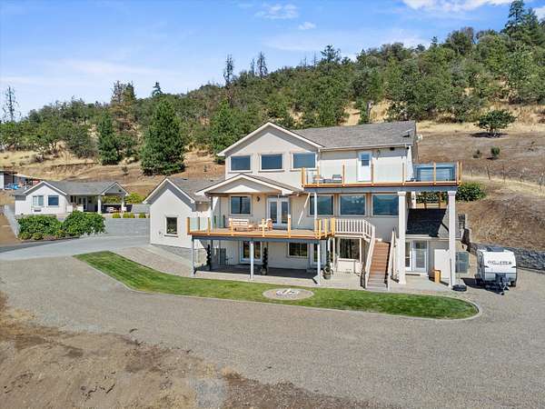 16.3 Acres of Land with Home for Sale in Medford, Oregon