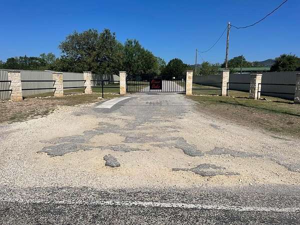 1.25 Acres of Land for Sale in Barksdale, Texas