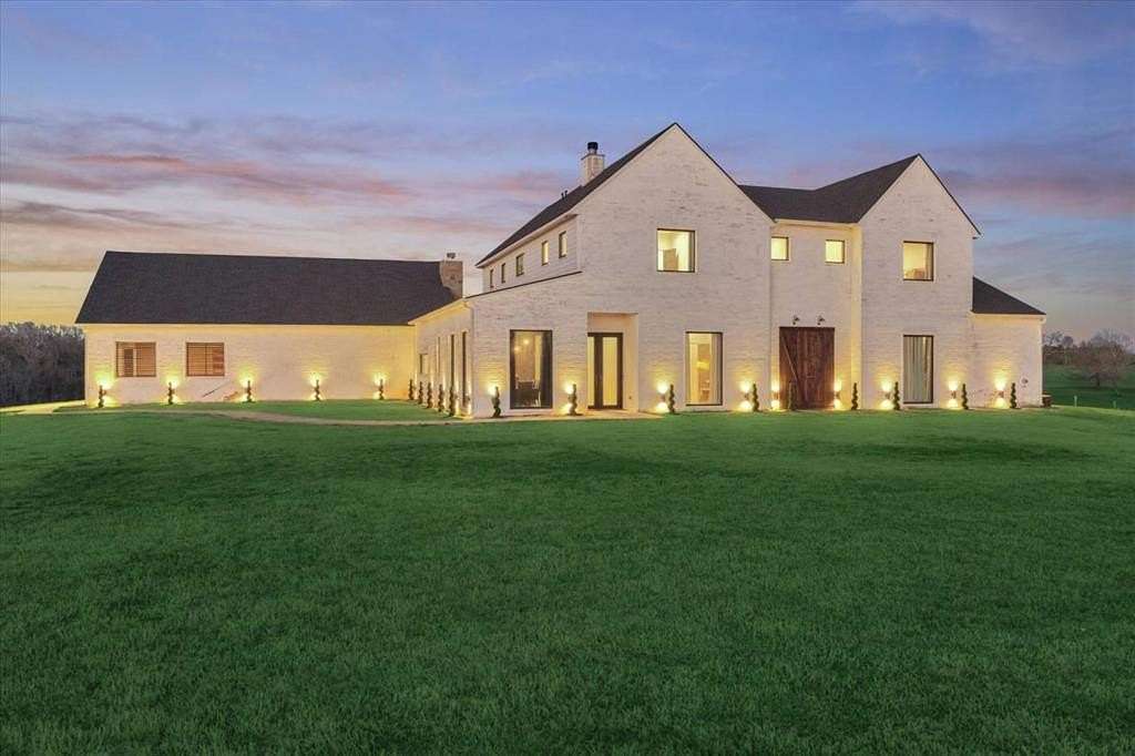 467 Acres of Land with Home for Sale in Buffalo, Texas