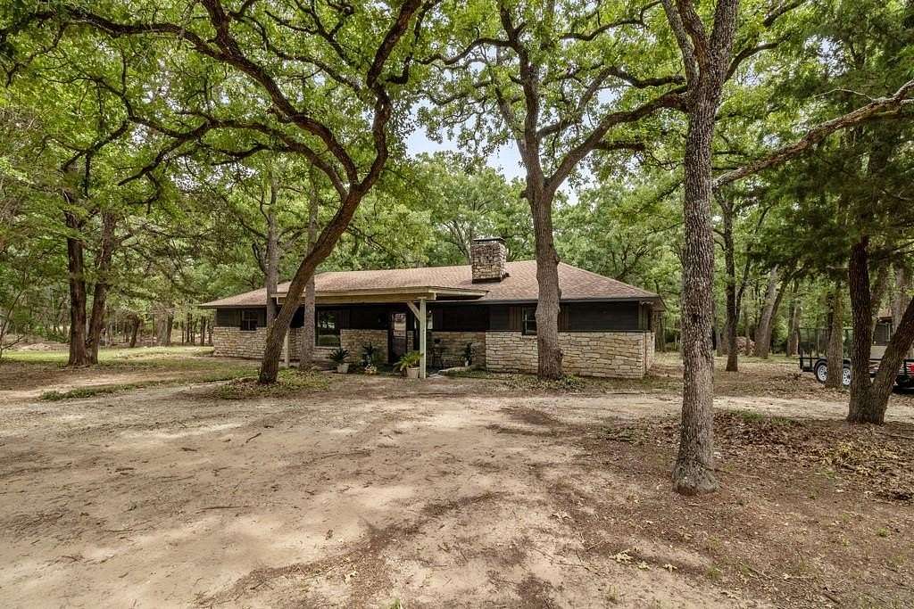 5.63 Acres of Land with Home for Sale in Corsicana, Texas