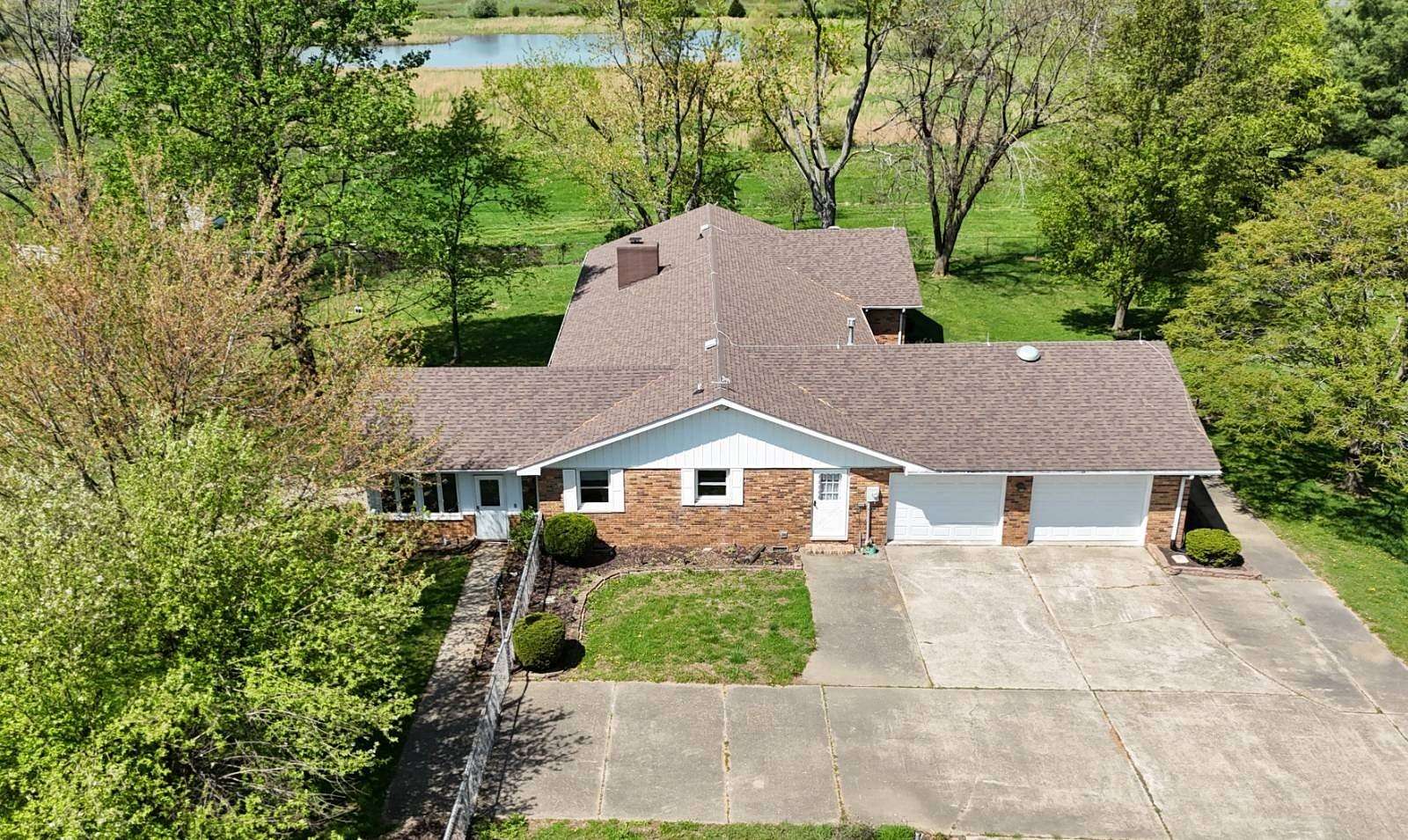 17.5 Acres of Land with Home for Sale in Fairfield, Illinois