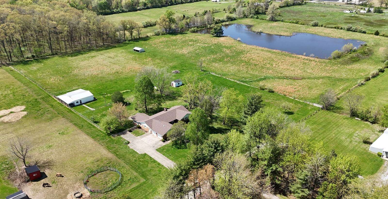 17.5 Acres of Land with Home for Sale in Fairfield, Illinois