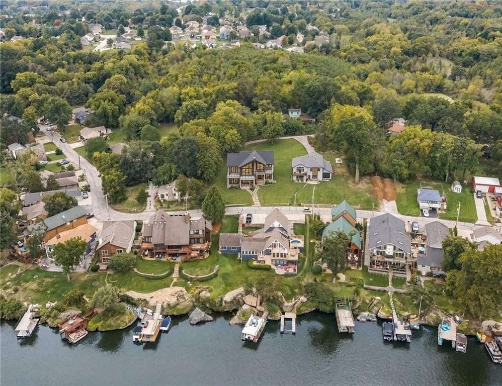 0.61 Acres of Residential Land for Sale in Lake Tapawingo, Missouri