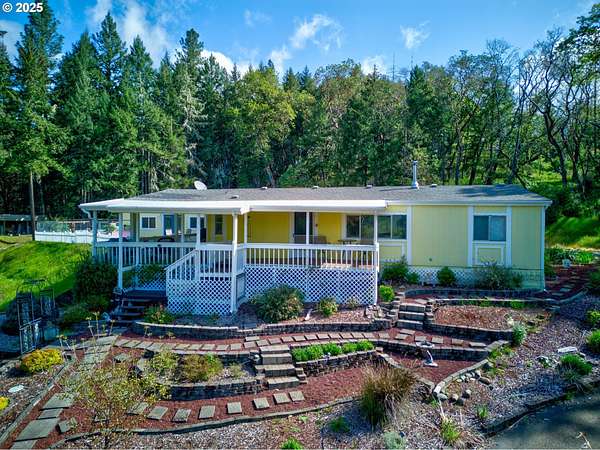 5 Acres of Residential Land with Home for Sale in Roseburg, Oregon