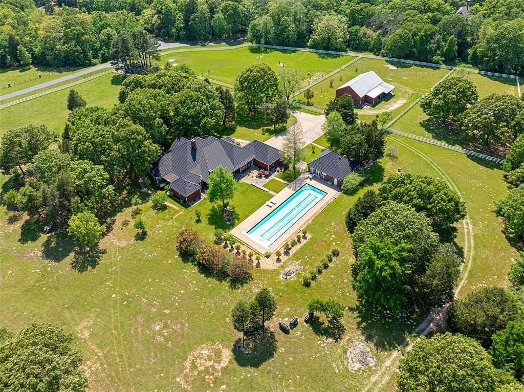 16.5 Acres of Land with Home for Sale in Athens, Texas