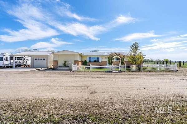 21.4 Acres of Land with Home for Sale in New Plymouth, Idaho