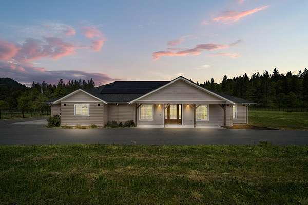 5 Acres of Residential Land with Home for Sale in Grants Pass, Oregon