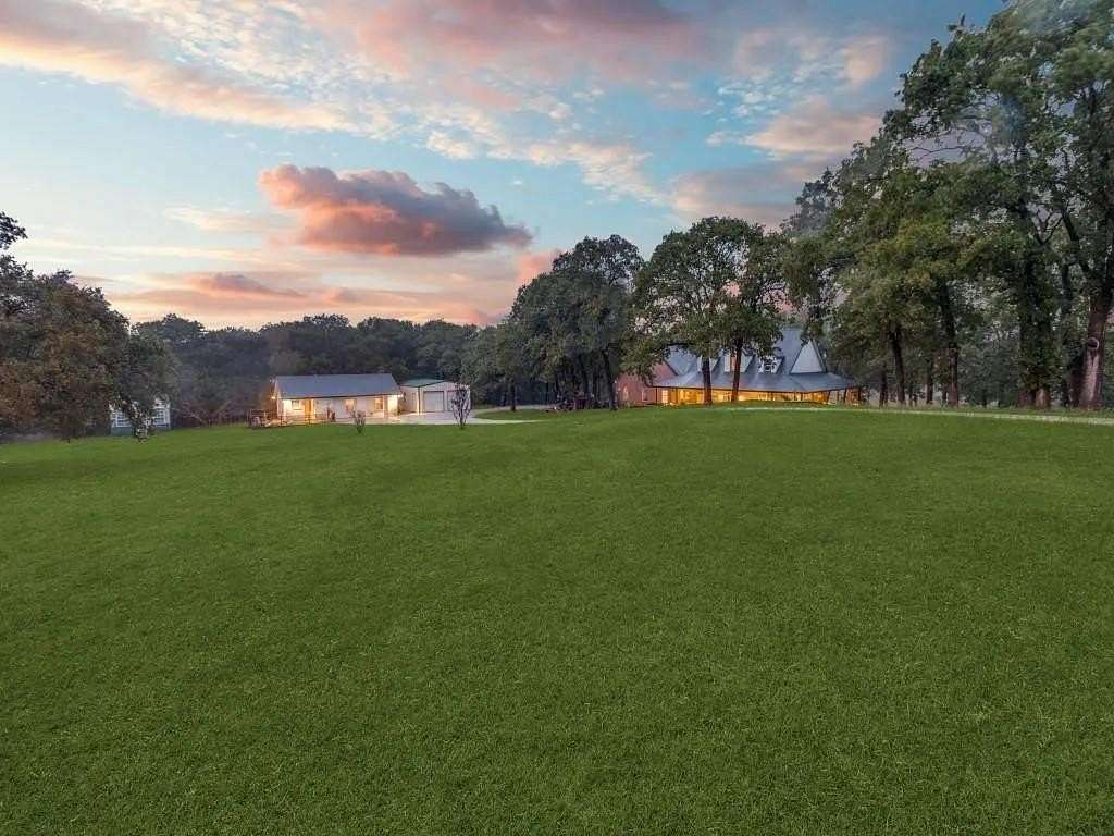 21.9 Acres of Land with Home for Sale in Gordonville, Texas