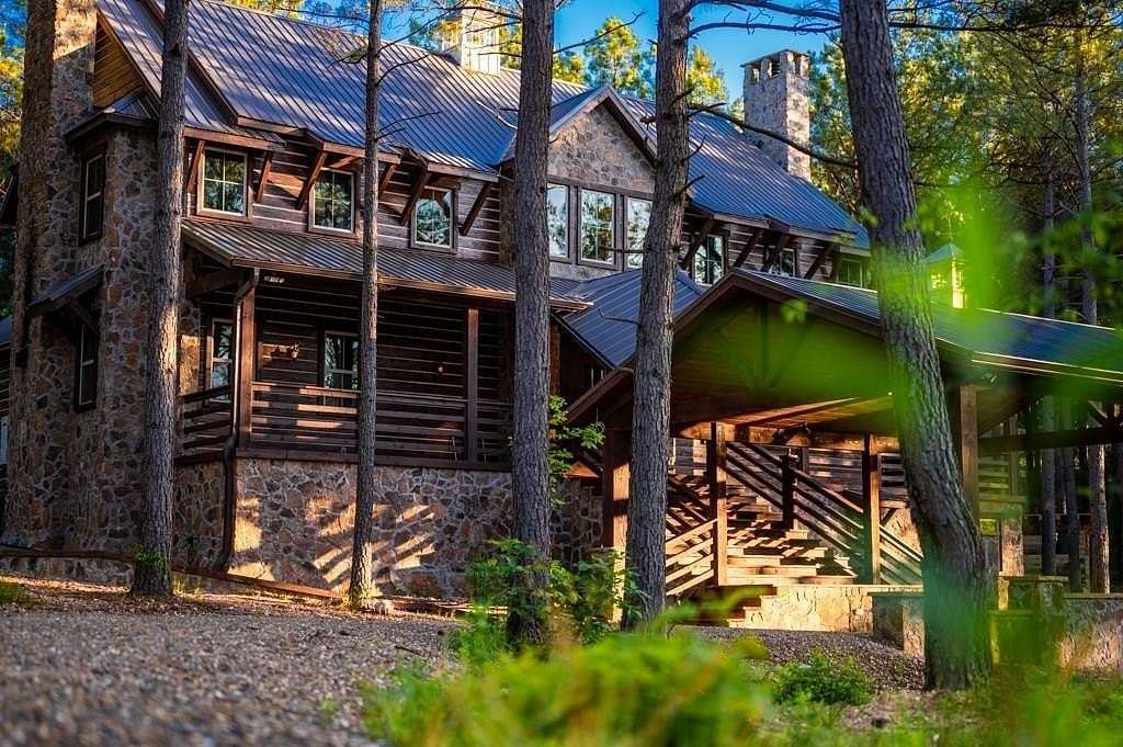 1.58 Acres of Residential Land with Home for Sale in Broken Bow, Oklahoma