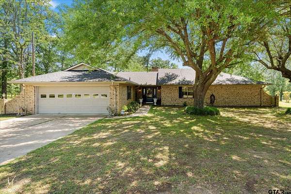 136 Acres of Recreational Land with Home for Sale in Mount Pleasant, Texas