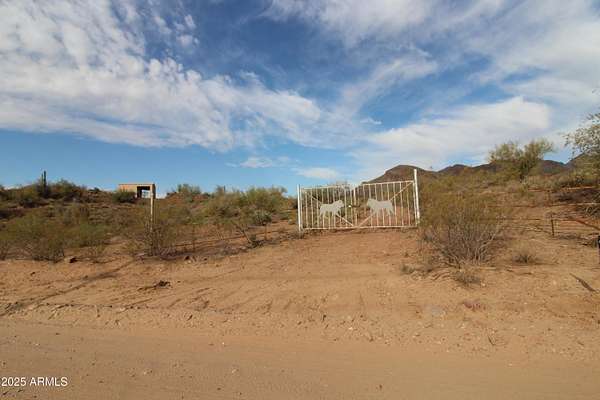 17.6 Acres of Land for Sale in Morristown, Arizona
