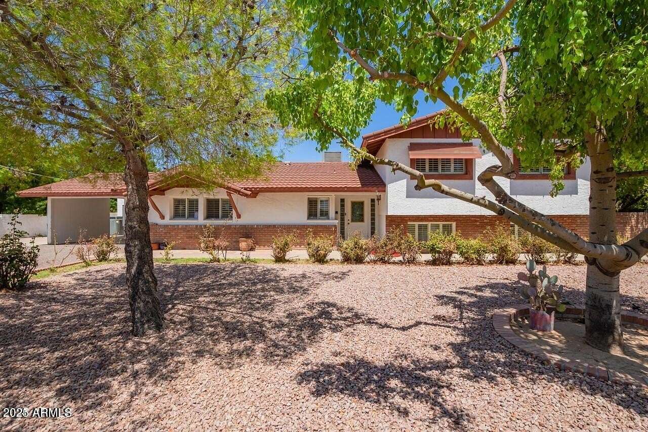 1.9 Acres of Residential Land with Home for Lease in Glendale, Arizona