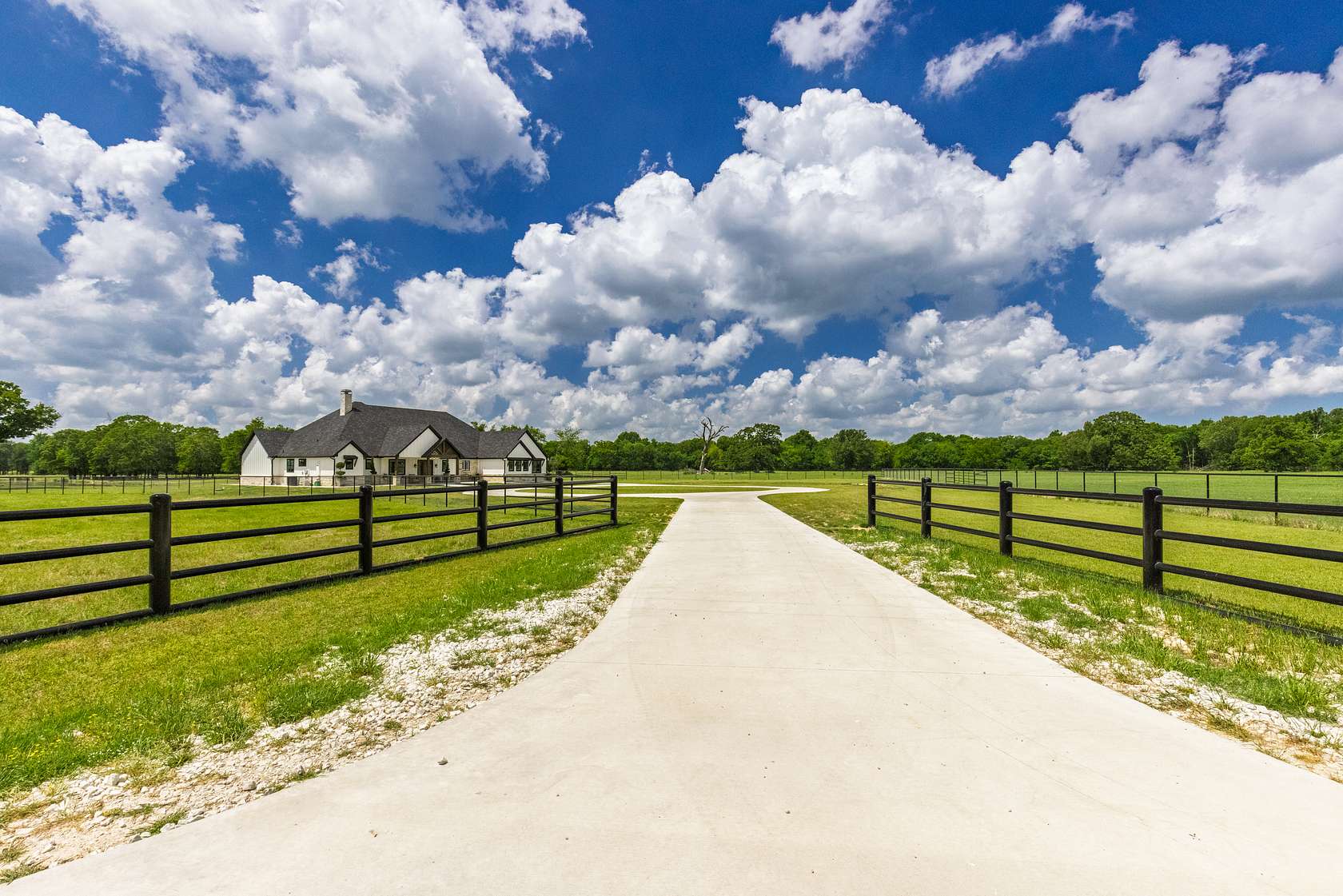 408 Acres of Land with Home for Sale in Dike, Texas