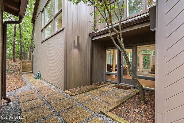 1.59 Acres of Residential Land with Home for Sale in Jackson, Mississippi