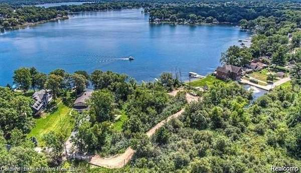 4.12 Acres of Residential Land for Sale in Commerce Township, Michigan