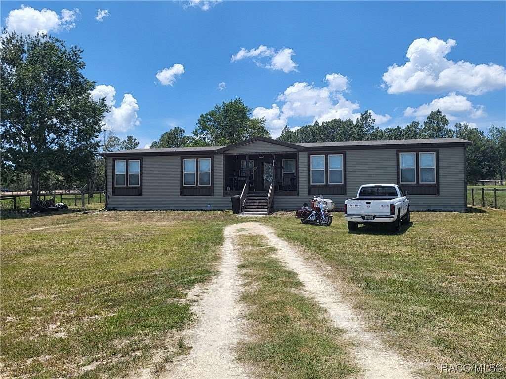 5 Acres of Land with Home for Sale in Morriston, Florida