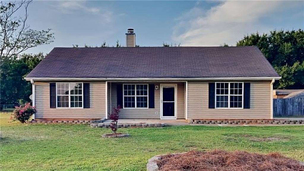 1.54 Acres of Residential Land with Home for Sale in Locust Grove, Georgia