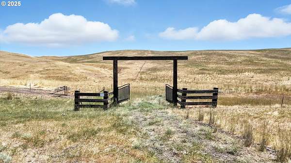 204 Acres of Recreational Land for Sale in Tygh Valley, Oregon