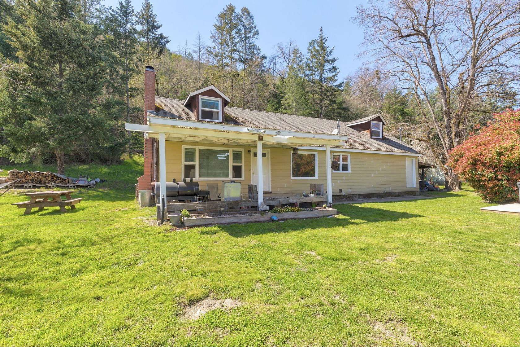 2.32 Acres of Residential Land with Home for Sale in Grants Pass, Oregon