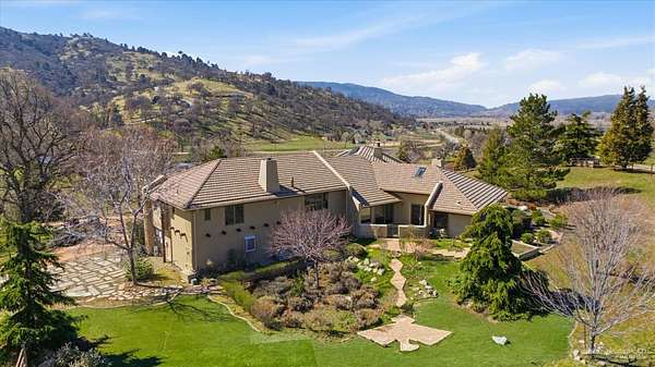 3.52 Acres of Land with Home for Sale in Tehachapi, California