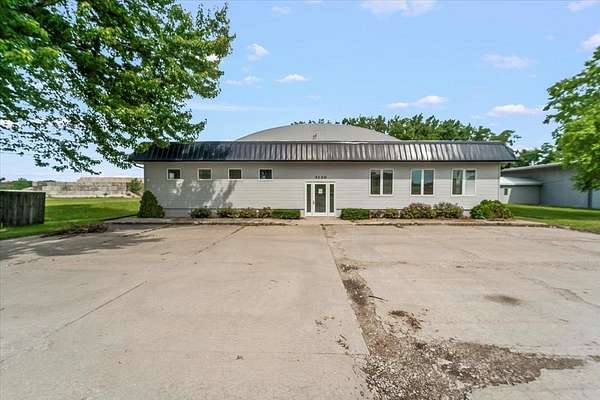 4.43 Acres of Improved Commercial Land for Lease in Waterloo, Iowa