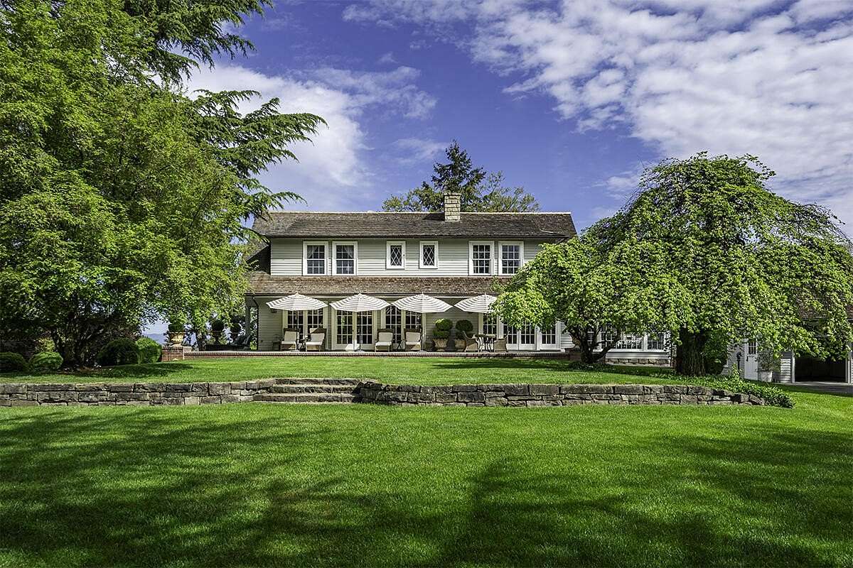 2.18 Acres of Residential Land with Home for Sale in Medford, Oregon