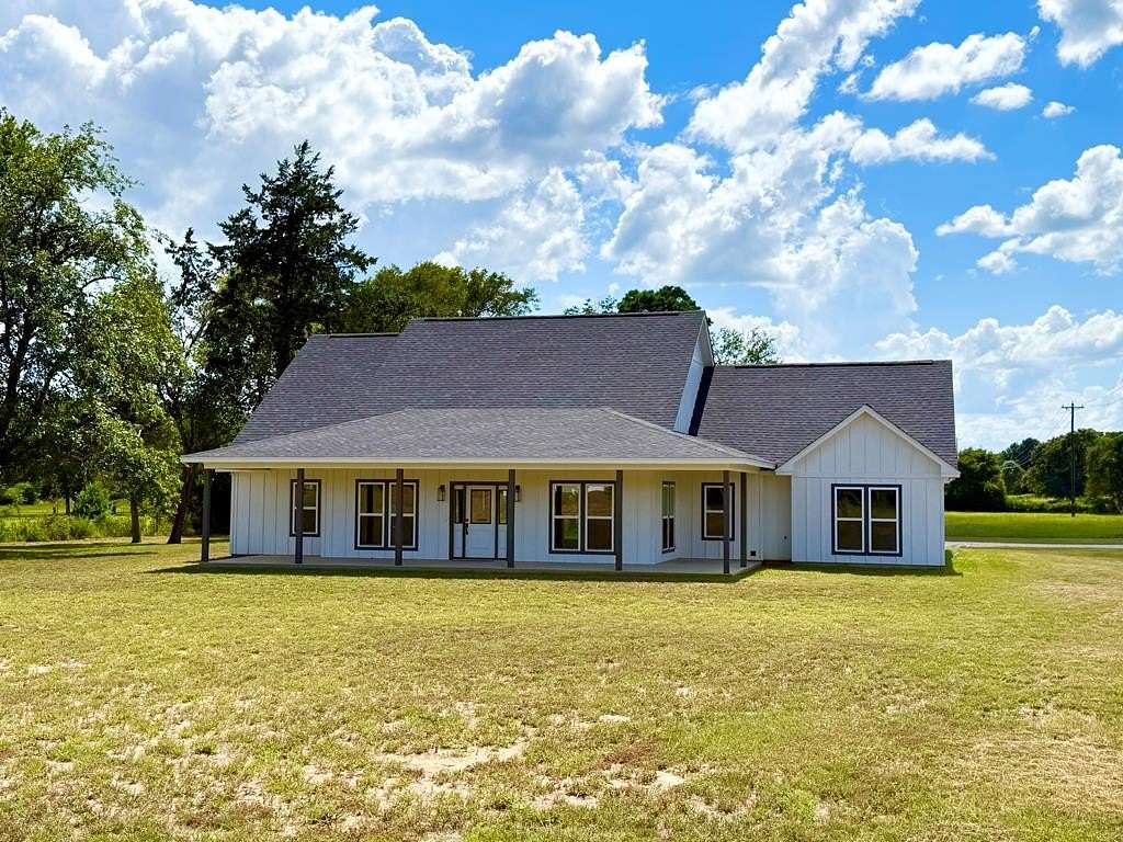 3.54 Acres of Residential Land with Home for Sale in Grapeland, Texas