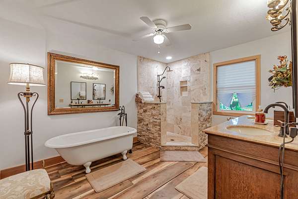 1st Floor Master Bathroom