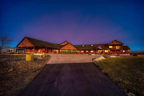 27.8 Acres of Agricultural Land with Home for Sale in Klamath Falls, Oregon