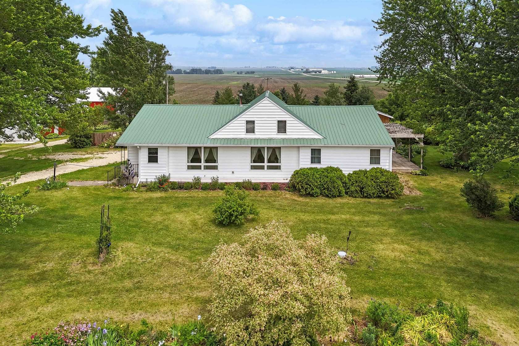 4.28 Acres of Residential Land with Home for Sale in Winthrop, Iowa